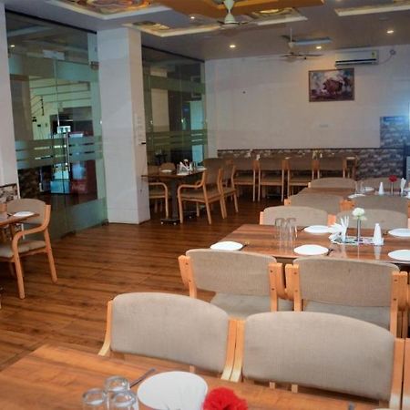 Hotel Swamiraj Indāpur Esterno foto