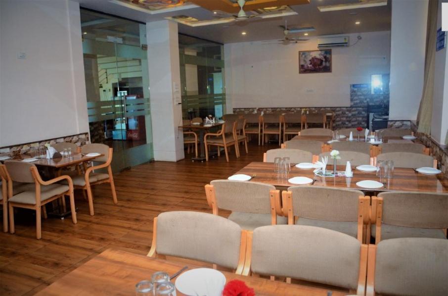 Hotel Swamiraj Indāpur Esterno foto